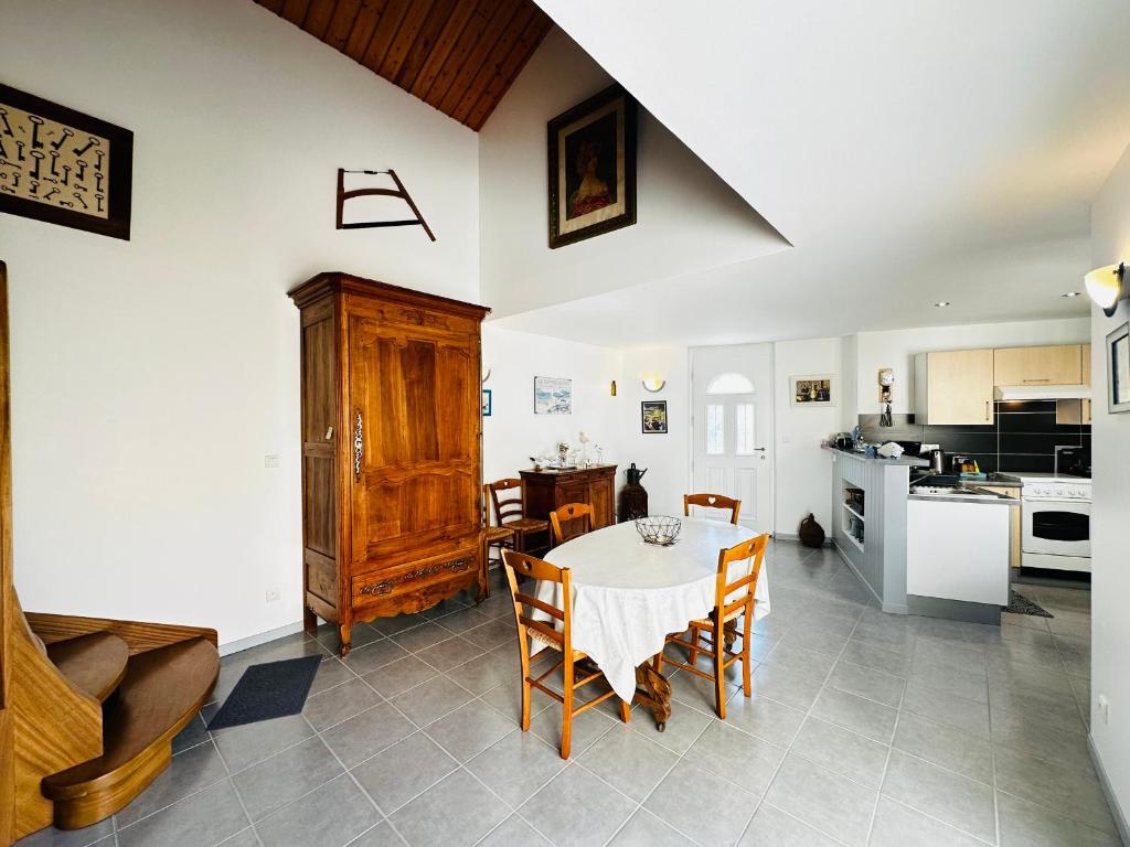 une cuisine et une salle à manger avec une table et des chaises dans l'établissement Maison de ville à Fouras, 4 pers, proche plage et centre - FR-1-709-95, à Fouras