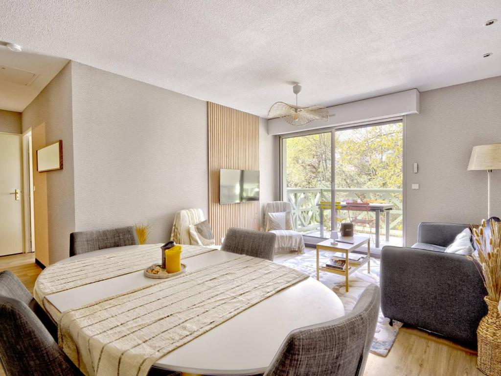 une chambre avec un grand lit et un salon dans l'établissement Arcachon: Appart T2 Résidentiel Près Plage, 2 Balcons - FR-1-433-137, à Arcachon