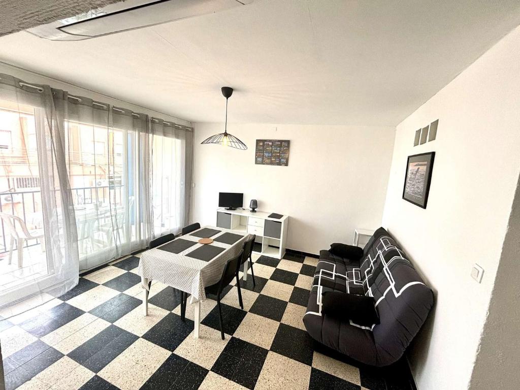 un salon avec une table et un canapé dans l'établissement Appartement 2 Pièces, Terrasse Vue Mer, Parking Privé - FR-1-229C-108, à Port-la-Nouvelle
