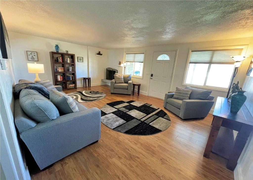 Χώρος καθιστικού στο 7-Bedroom Home with Views of the Rocky Mountains