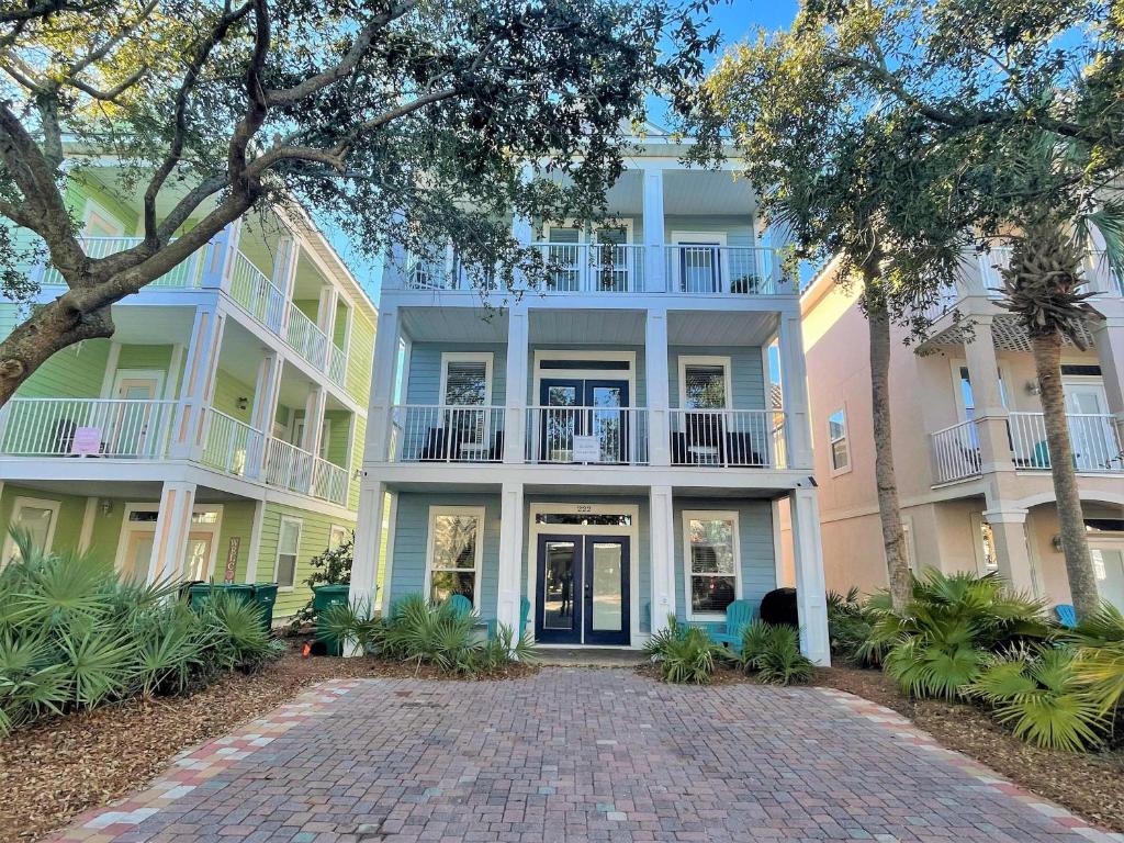 ein Apartmenthaus mit einer steinernen Einfahrt davor in der Unterkunft The Bluefin - Luxury Beach Home! in Destin