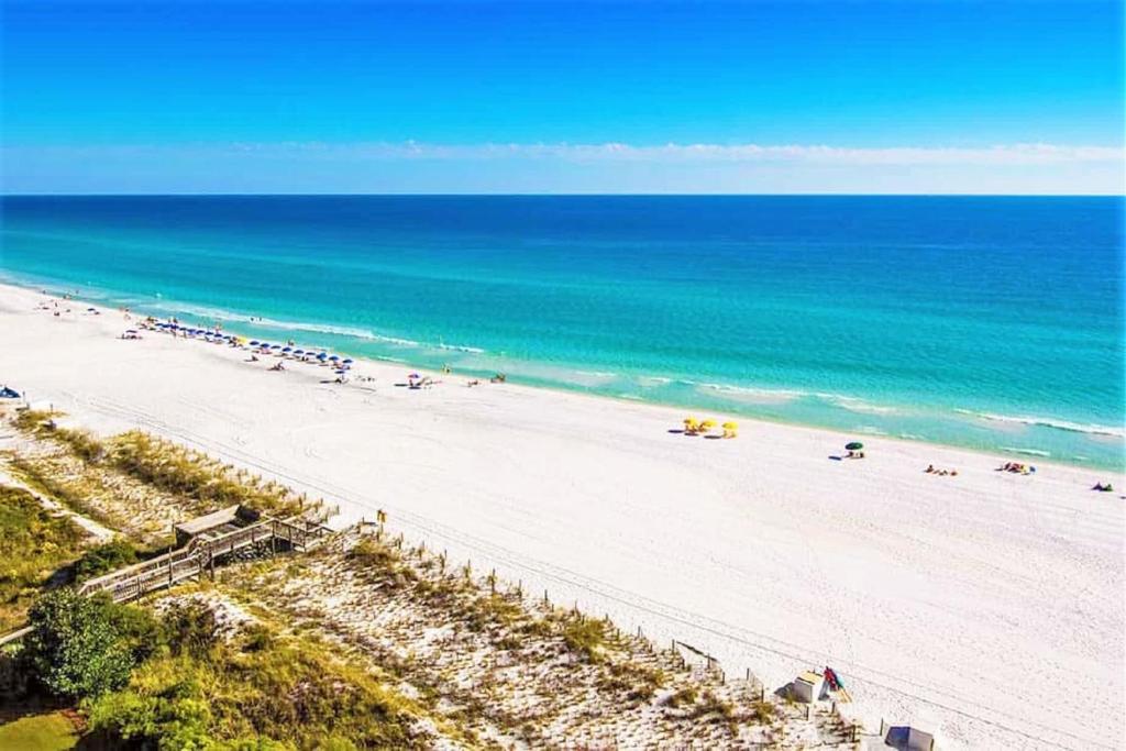 einen Blick über den Strand mit Menschen und das Meer in der Unterkunft The Bluefin - Luxury Beach Home! in Destin