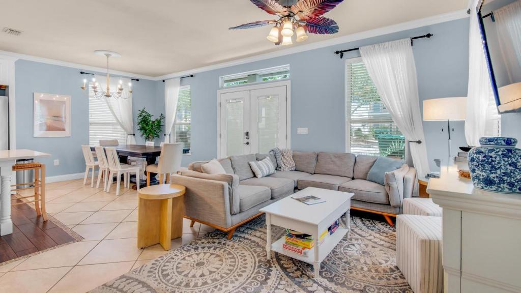 ein Wohnzimmer mit einer Couch und einem Tisch in der Unterkunft The Bluefin - Luxury Beach Home! in Destin