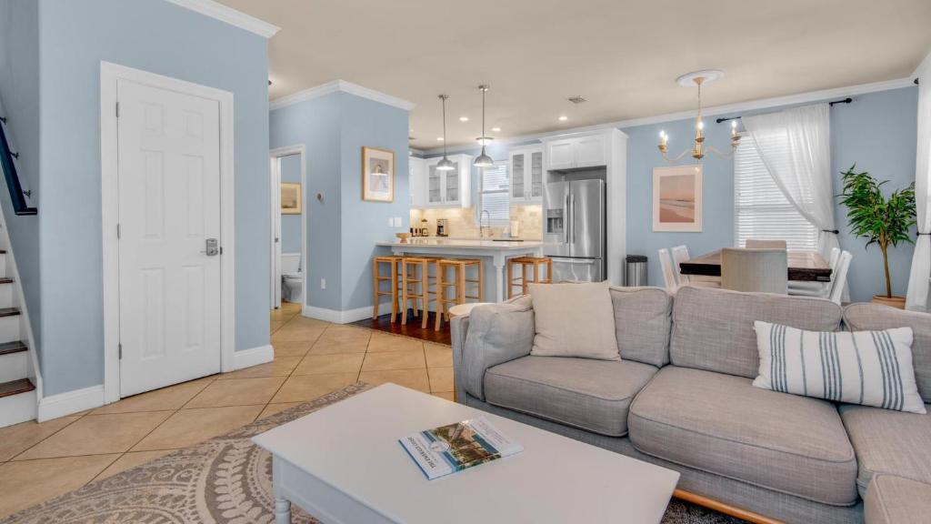 ein Wohnzimmer mit Couch und Küche in der Unterkunft The Bluefin - Luxury Beach Home! in Destin