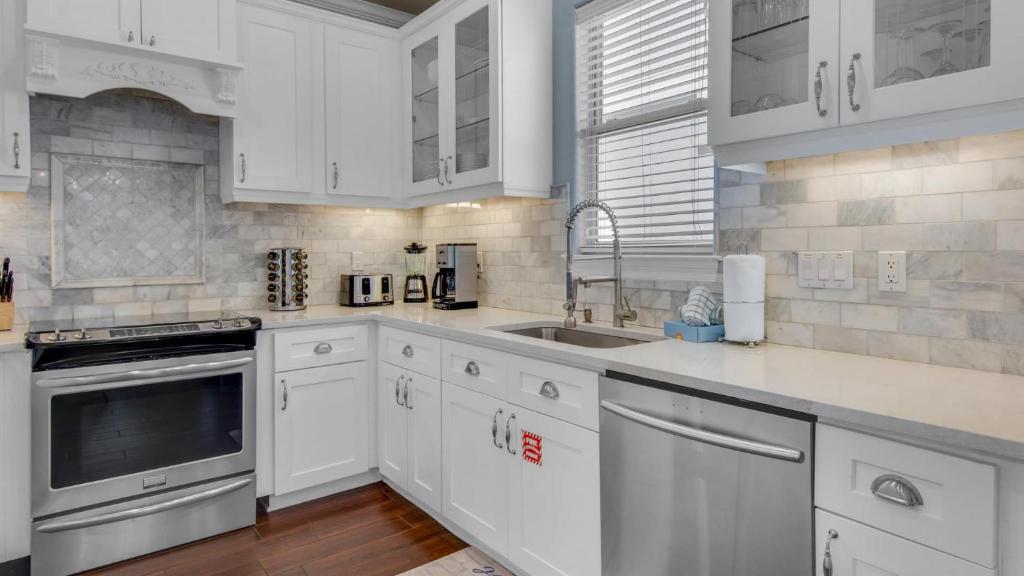 Una cocina o cocineta en The Bluefin - Luxury Beach Home!