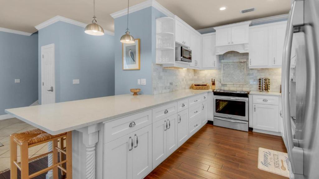Una cocina o cocineta en The Bluefin - Luxury Beach Home!