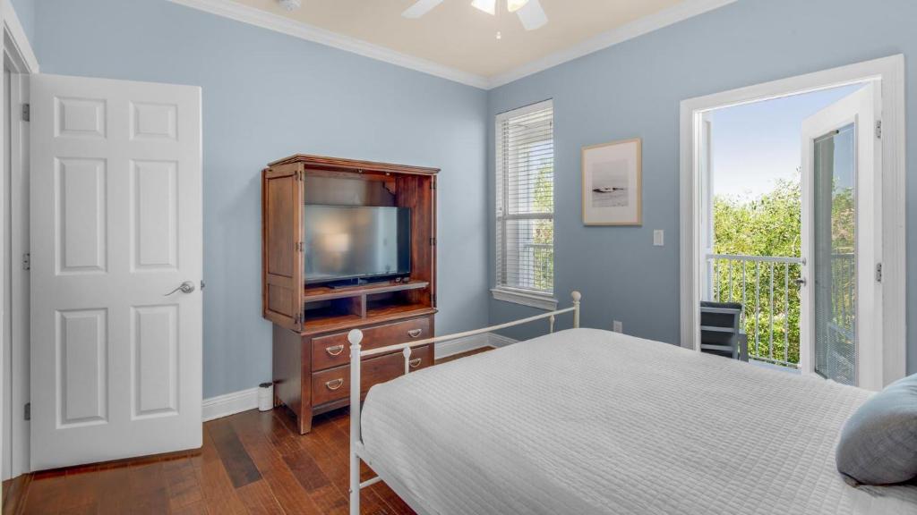 Ein Bett oder Betten in einem Zimmer der Unterkunft The Bluefin - Luxury Beach Home!