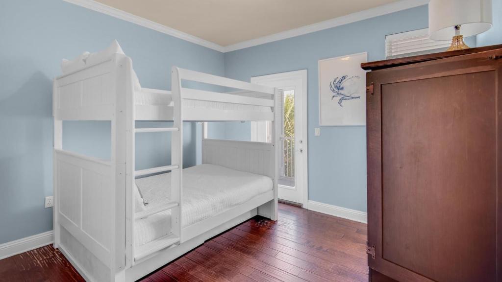 Una cama o camas en una habitación de The Bluefin - Luxury Beach Home!