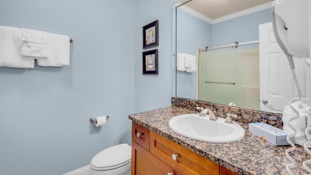 Ein Badezimmer in der Unterkunft The Bluefin - Luxury Beach Home!