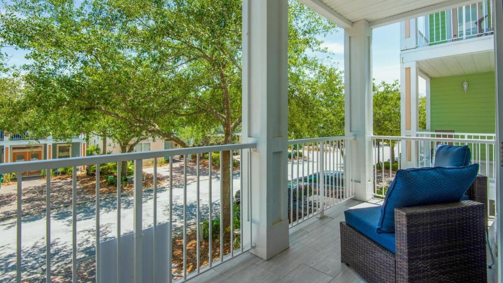 Ein Balkon oder eine Terrasse in der Unterkunft The Bluefin - Luxury Beach Home!