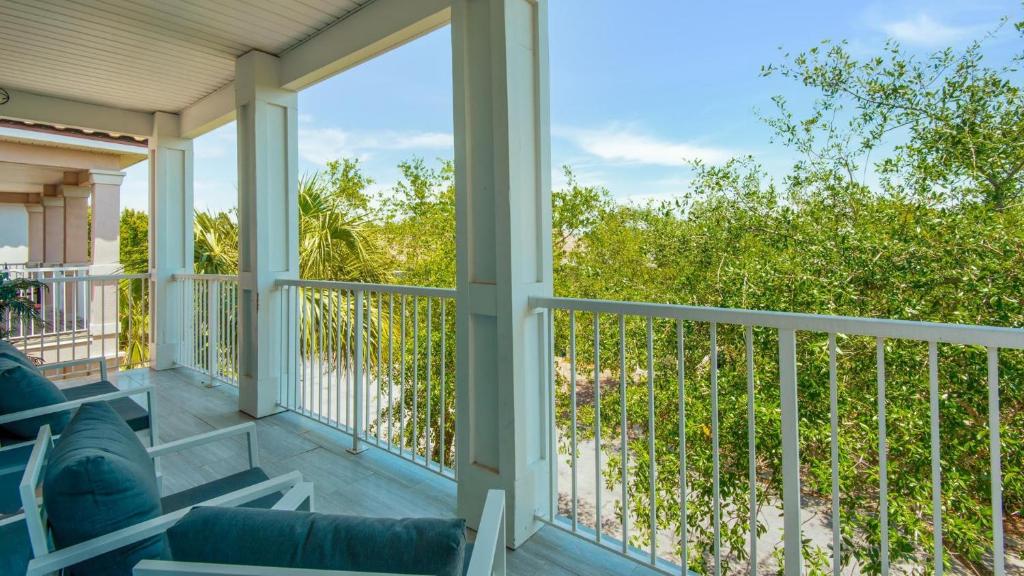 Un balcón o terraza en The Bluefin - Luxury Beach Home!