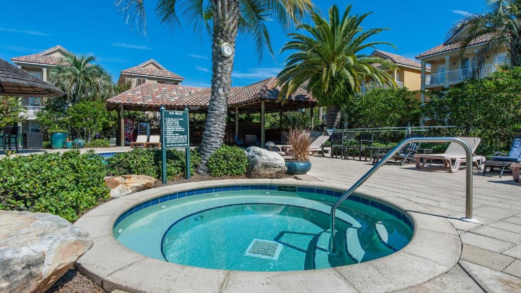 Der Swimmingpool an oder in der Nähe von The Bluefin - Luxury Beach Home!