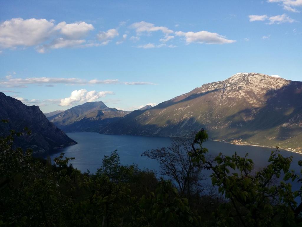 トレモージネ・スル・ガルダにあるVilla Panoramicaの山の湖の景色