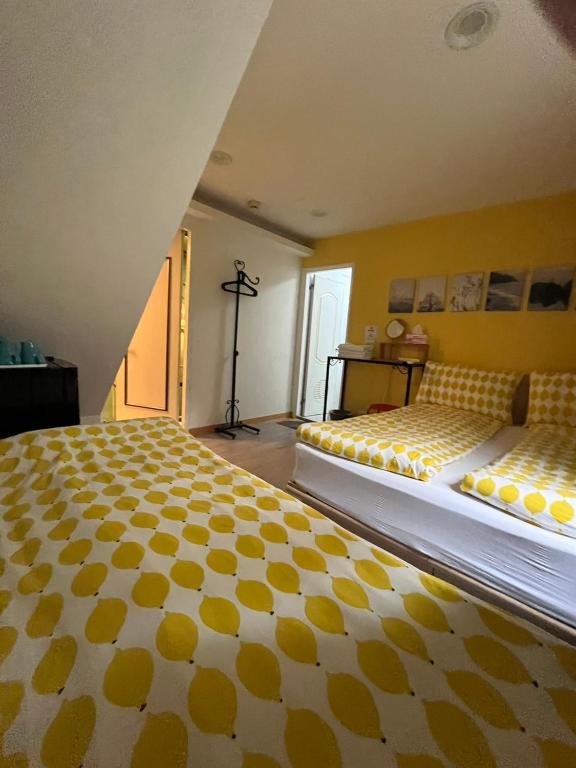 Postel nebo postele na pokoji v ubytování Taipei Triple Tiger Inn