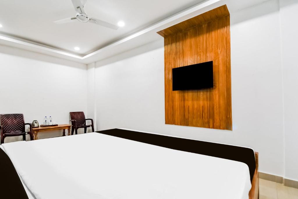 TV a/nebo společenská místnost v ubytování Hotel O KK A1 Guest House