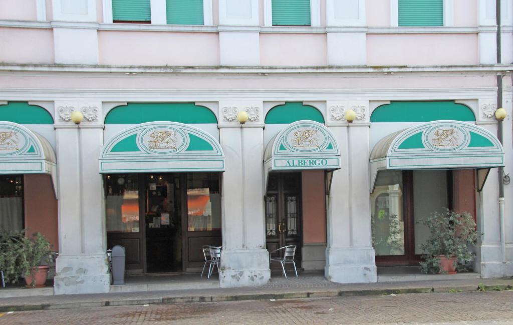 Exteriér alebo vchod do ubytovania Albergo Ristorante Leon d'Oro