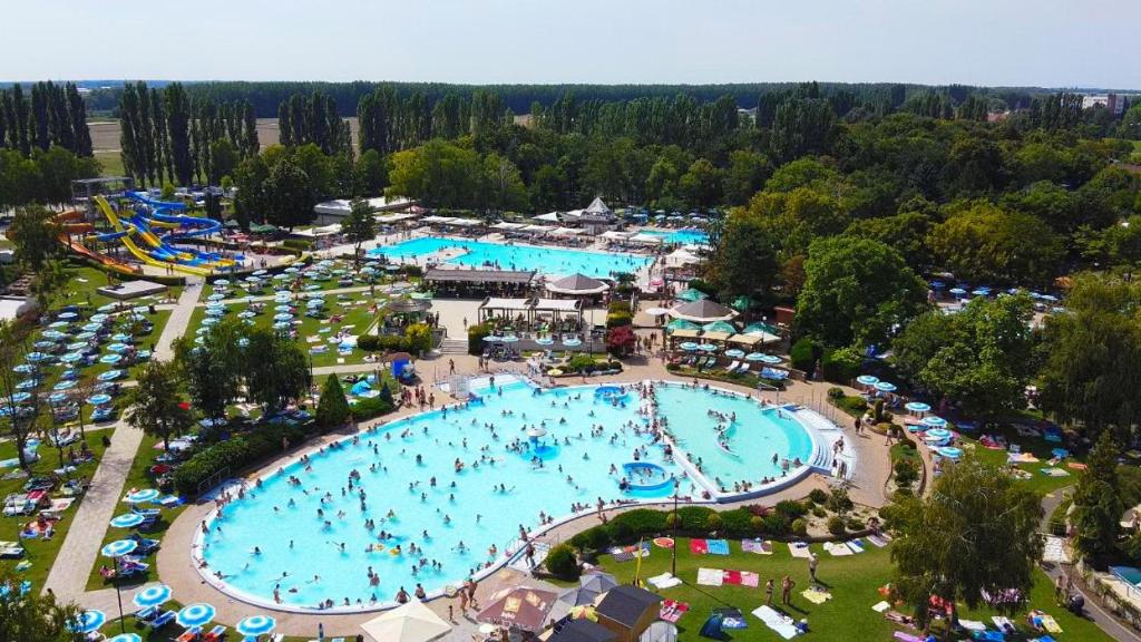 Bazén v ubytování Magnolia Apartman nebo v jeho okolí