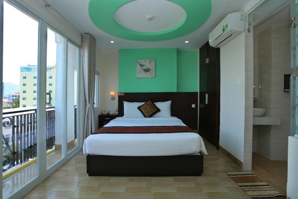 Giường trong phòng chung tại Melyna Hotel Nha Trang Beach