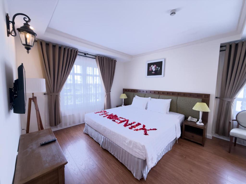 Postel nebo postele na pokoji v ubytování Phoenix Hotel Vung Tau