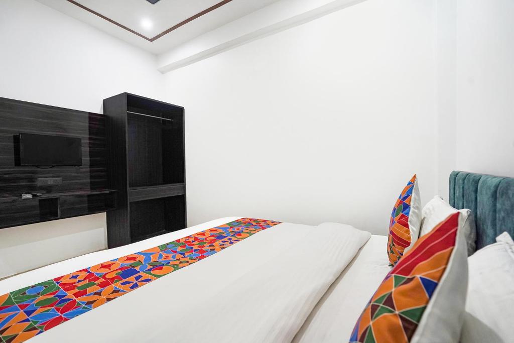 TV a/nebo společenská místnost v ubytování FabHotel The Oak Tree