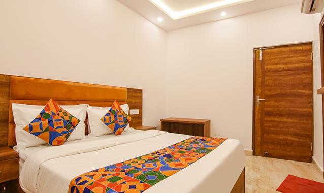 Postel nebo postele na pokoji v ubytování HOTEL AMBASSADOR SUKHNA LaKE CHANDIGARH