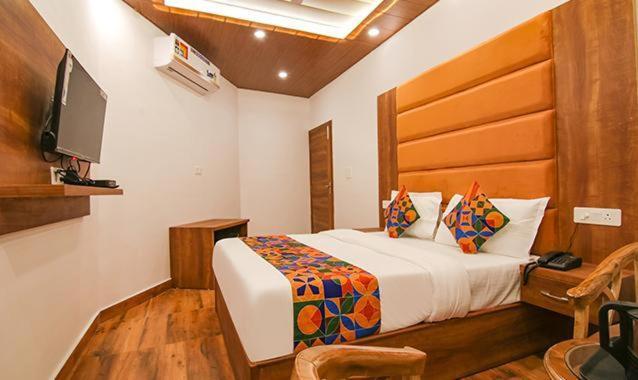 Postel nebo postele na pokoji v ubytování HOTEL AMBASSADOR SUKHNA LaKE CHANDIGARH