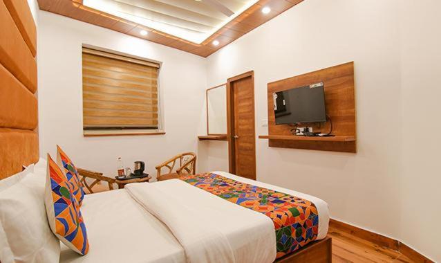 Postel nebo postele na pokoji v ubytování HOTEL AMBASSADOR SUKHNA LaKE CHANDIGARH