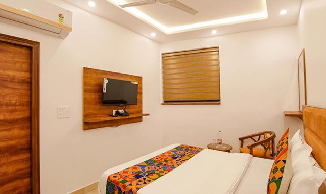 TV a/nebo společenská místnost v ubytování HOTEL AMBASSADOR SUKHNA LaKE CHANDIGARH