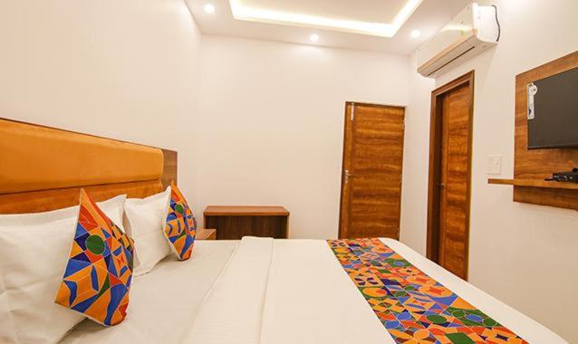 Postel nebo postele na pokoji v ubytování HOTEL AMBASSADOR SUKHNA LaKE CHANDIGARH