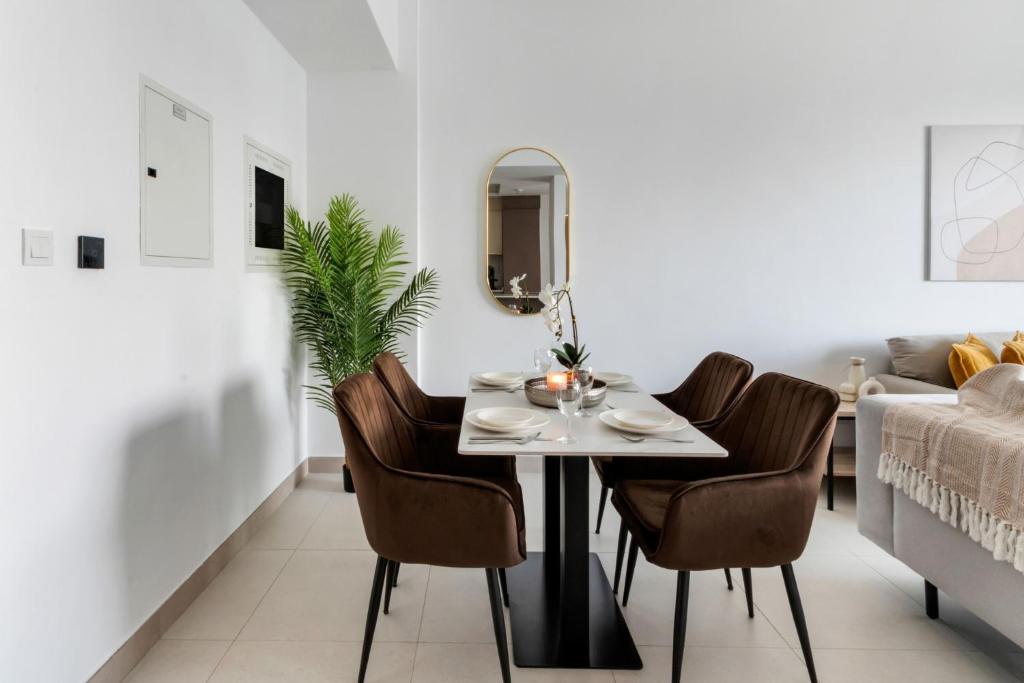 Stella Stays Lana Tower - Resim 40