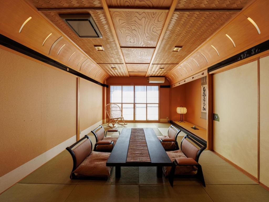 Posezení v ubytování Oiwakeya Ryokan