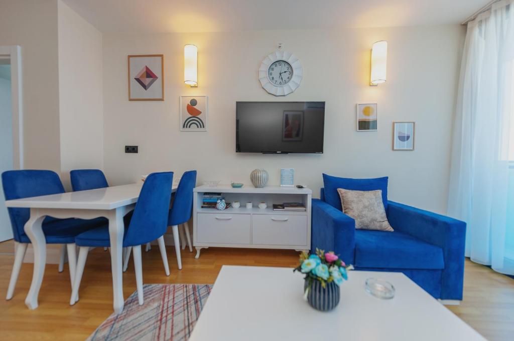 TV a/nebo společenská místnost v ubytování Orbi City Center Sutes
