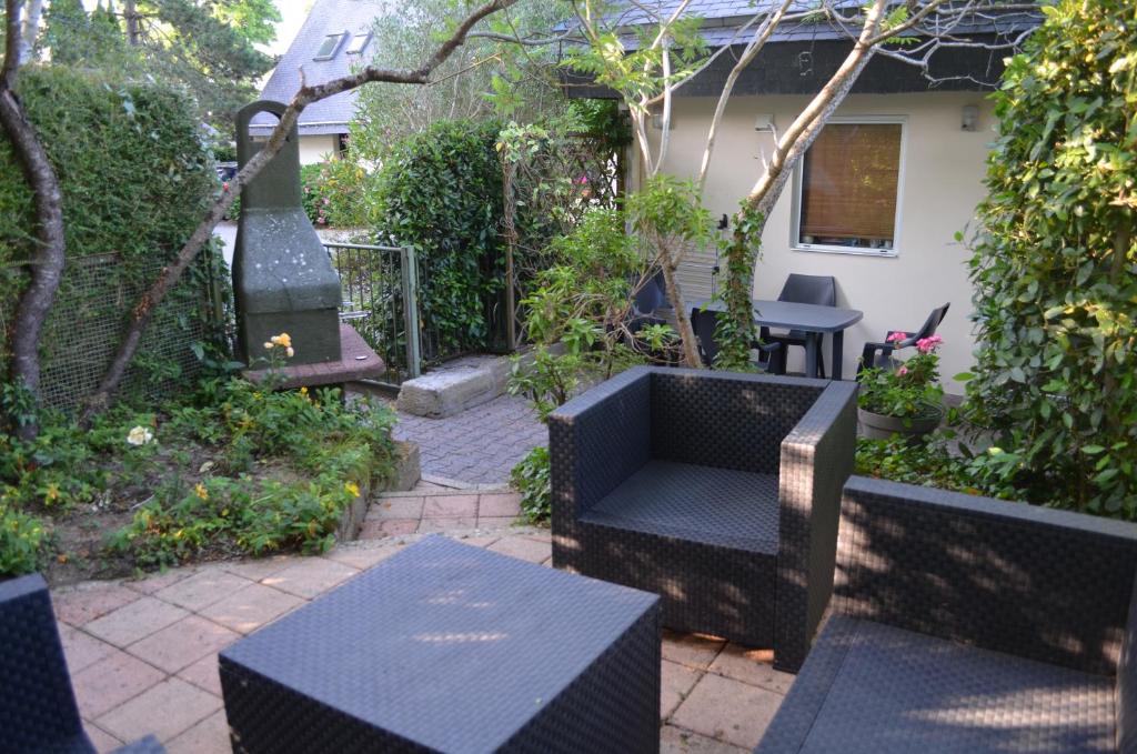 d'une terrasse avec des chaises noires et une table. dans l'établissement Petit gîte tranquille, à Arradon