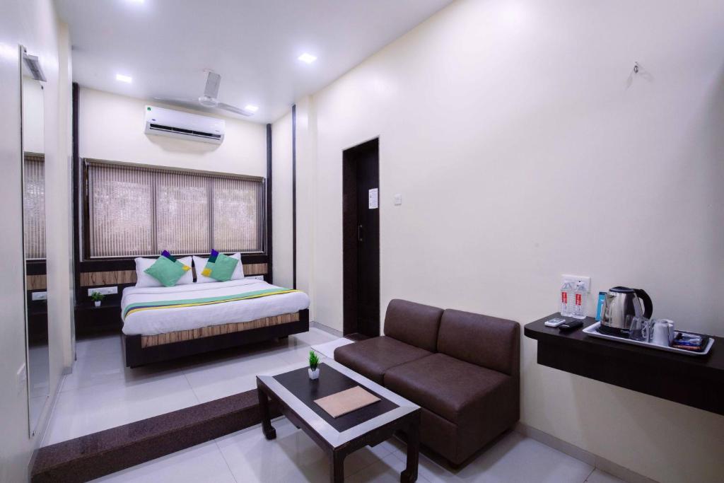 Кровать или кровати в номере Treebo Hiramani Parel Lalbaug