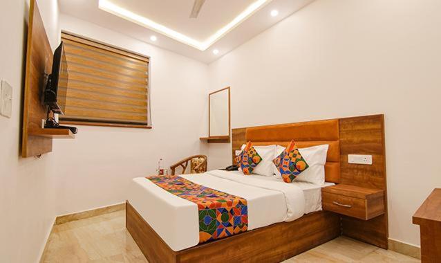 Postel nebo postele na pokoji v ubytování HOTEL AMBASSADOR SUKHNA LaKE CHANDIGARH