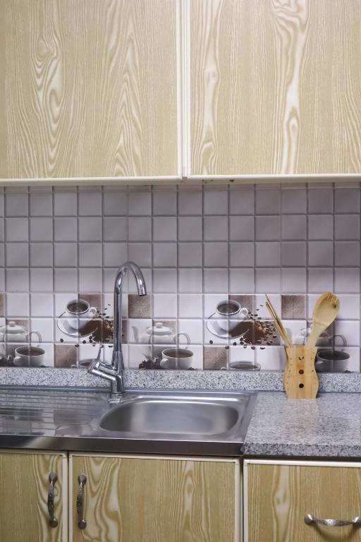 un bancone della cucina con lavandino e piano di lavoro di AL MARSA HOTEL APARTMENTS a Khor Fakkan