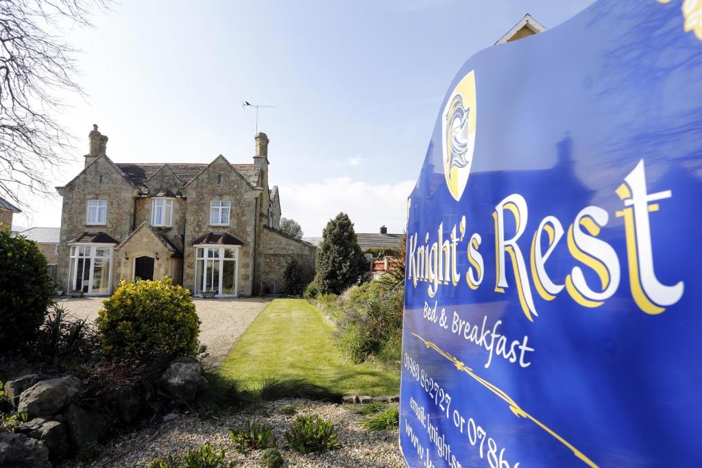 une bouteille de lait devant une maison dans l'établissement Knights Rest, à Shanklin