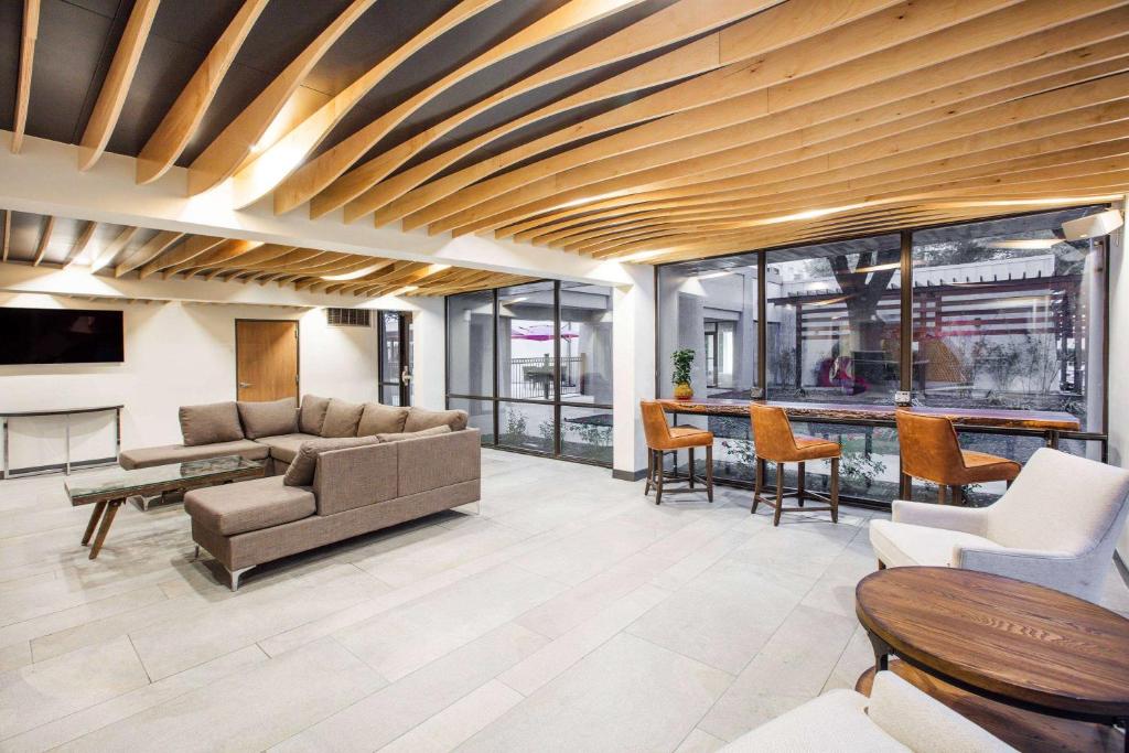 Ramada by Wyndham Austin South photo