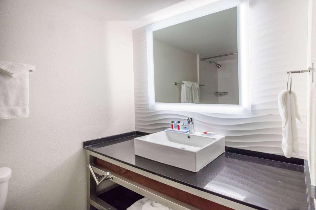 Ramada by Wyndham Austin South photo
