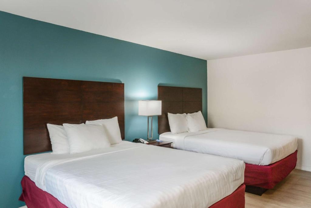 Postel nebo postele na pokoji v ubytování Rodeway Inn