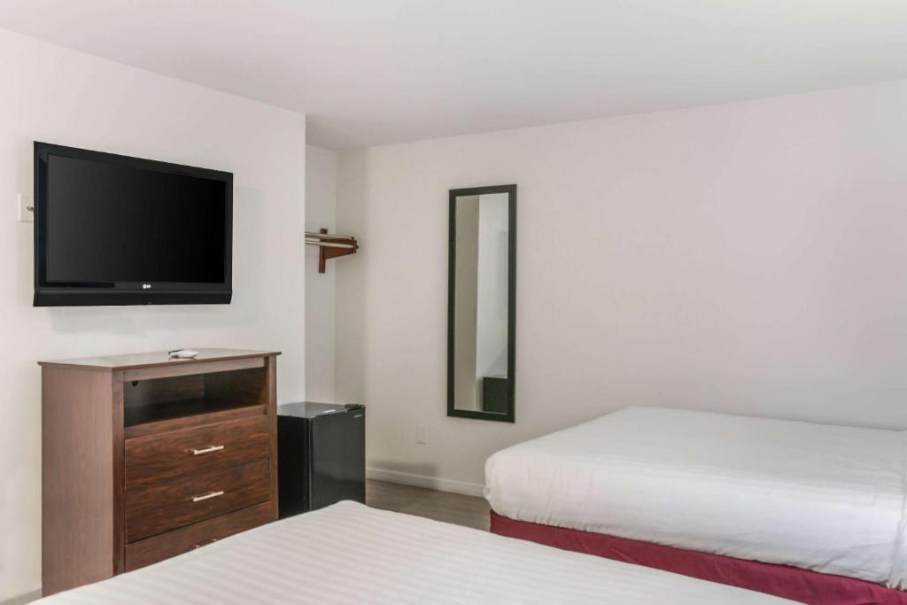 Postel nebo postele na pokoji v ubytování Rodeway Inn