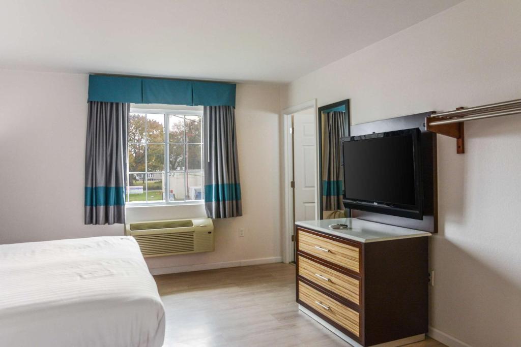 Postel nebo postele na pokoji v ubytování Rodeway Inn