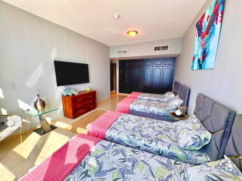 TV a/nebo společenská místnost v ubytování Luxury Corniche Residence 2 BHK pool gym wifi sea front