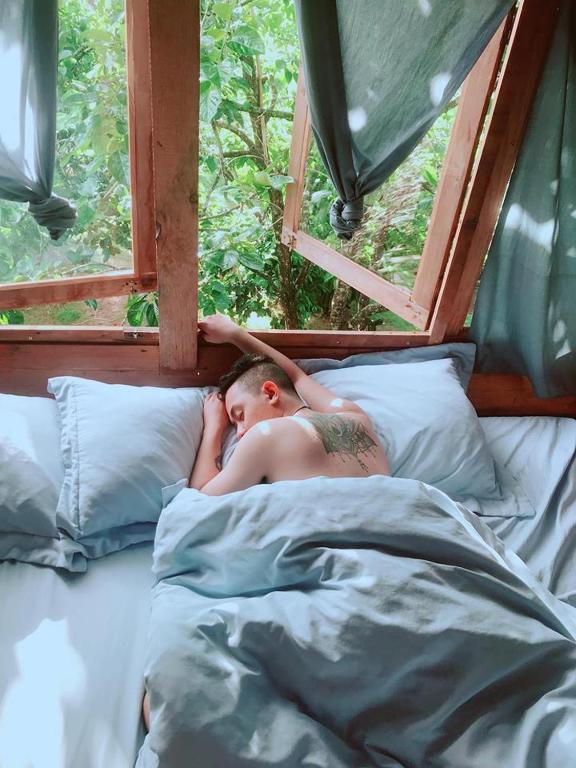 Postel nebo postele na pokoji v ubytování Đà Lạt Củi Homestay
