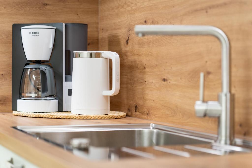 Příslušenství pro přípravu čaje a kávy v ubytování Apartments and rooms Nataša 2
