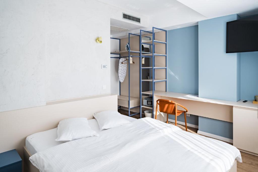 Postel nebo postele na pokoji v ubytování Graffiti Hotel