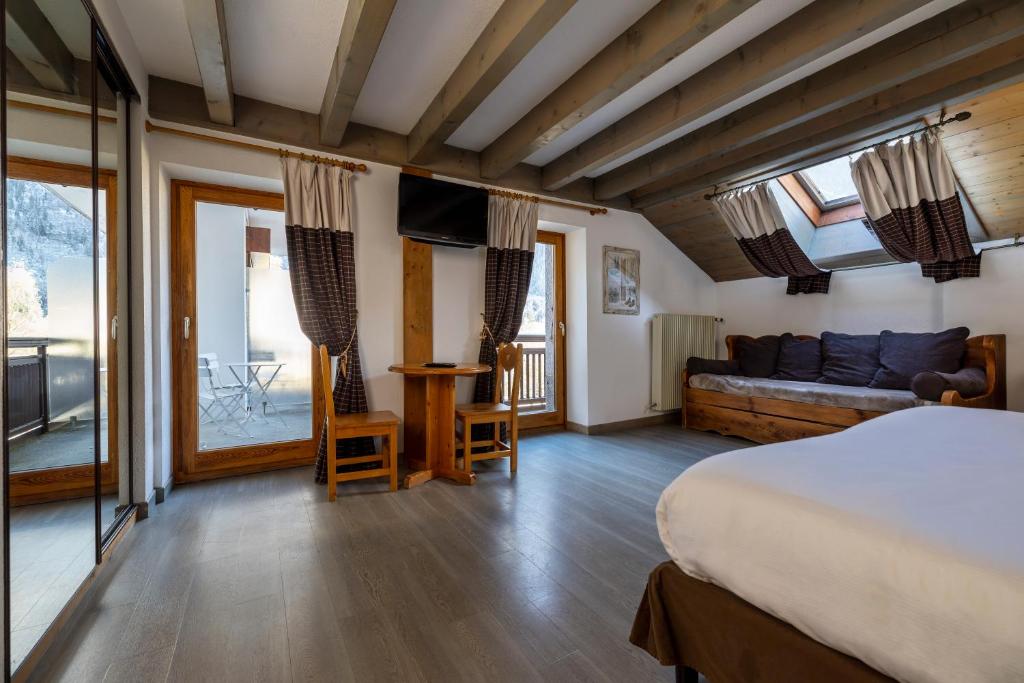 Postel nebo postele na pokoji v ubytování Hôtel de L'Arve by HappyCulture