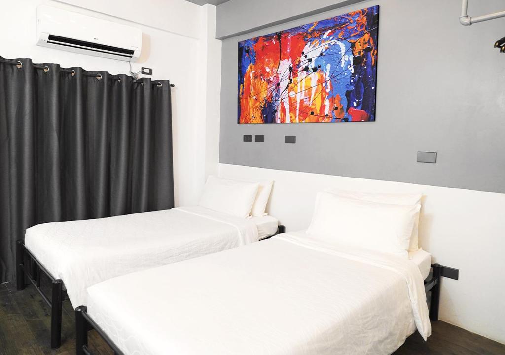 Postel nebo postele na pokoji v ubytování mySTAY Hotel BGC West
