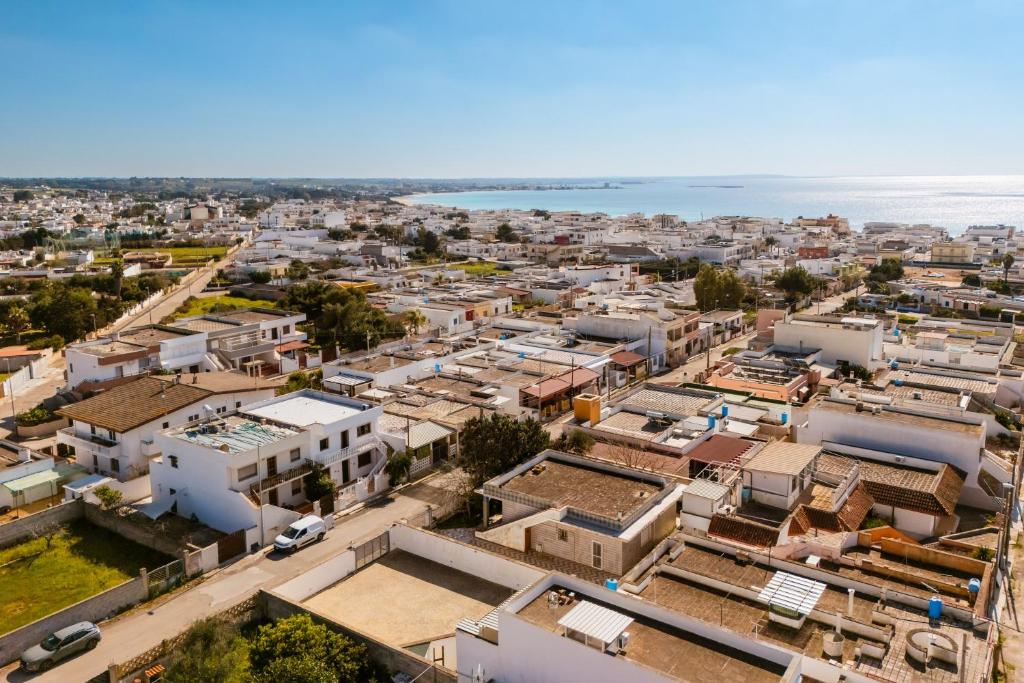 Γενική άποψη της πόλης Torre Lapillo ή θέα της πόλης από  αυτό το διαμέρισμα
