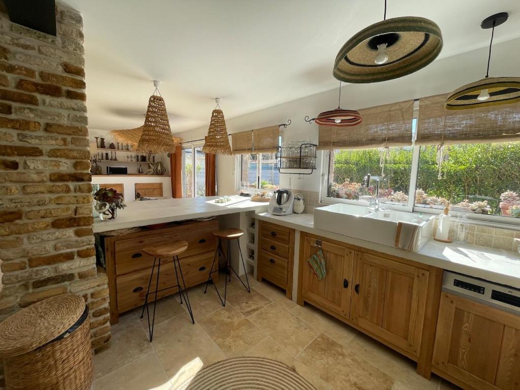 une cuisine avec un évier et une grande fenêtre dans l'établissement Maison Oneill, à Dunkerque